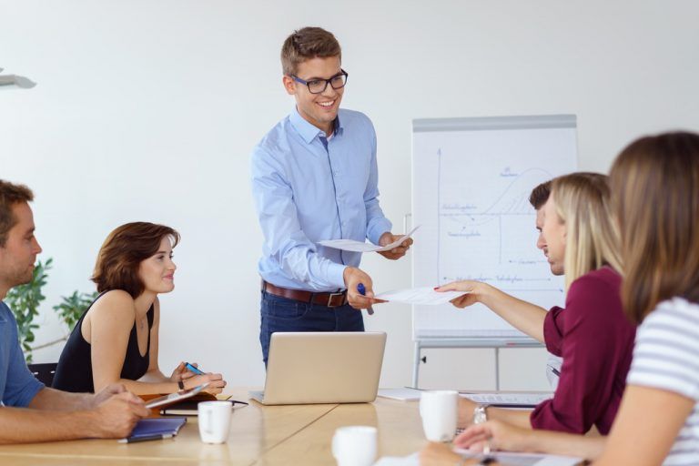 Weiterbildung ist für Berufstätige wichtig, aber bezahlen soll sie der Arbeitgeber.