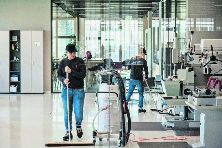 Welche wichtige Rolle die Lehrlinge bei z-werkzeugbau spielen, zeigt sich nicht zuletzt darin, dass die Lehrwerkstatt direkt neben dem Haupteingang liegt.