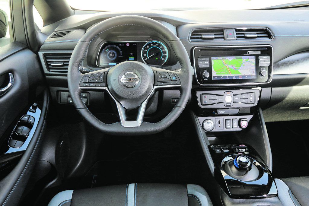 Grüne Bewegung mit blauem Dekor