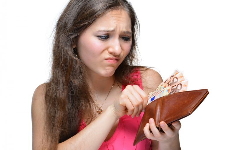 Wenn es ums Gehalt geht, befindet sich im Portmonnaie von Frauen weniger Geld.