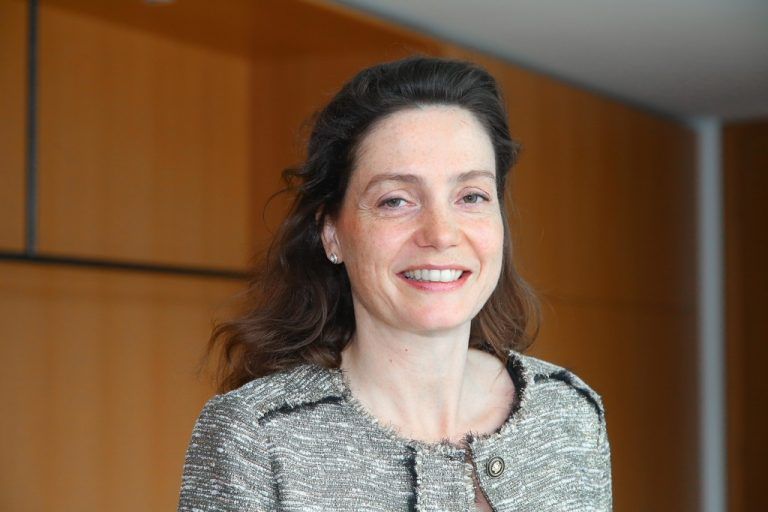 Wenn ich von außen auf Vorarlberg blicke, denke ich, dass Vorarlberg auf dem richtigen Weg ist. Es ist wichtig, dass die Zukunft des Landes von der Landesregierung thematisiert wird, dass man sich frühzeitig Gedanken über den strukturellen Wandel macht. Wenn man den richtigen Zeitpunkt verpasst, dann wird es schwer, wieder Fuß zu fassen. In Sachen Digitalisierung müssen auch Frauen in verantwortungsvollen Funktionen eingebunden werden. Sie geben wichtigen Input bei neuen Technologien.
Carmen Zechner, Deutsche Bank, London (GB)