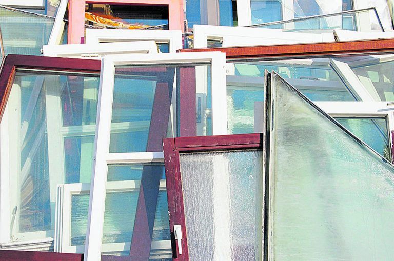 Wer alte Fenster ersetzt, wertet eine Immobilie ebenfalls auf.