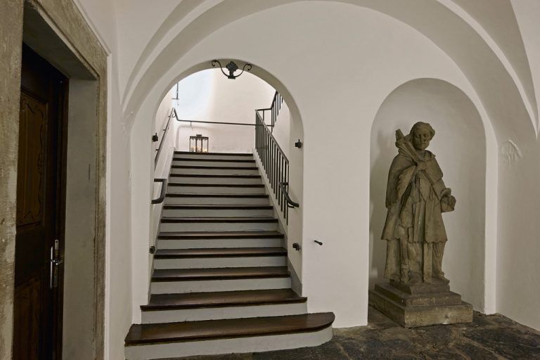 Wer an die Tatkraft Heiliger glaubt, kann vom ältesten Mitarbeiter sprechen: Der heilige Nepomuk hat in der Neustadt 37 allerdings schon länger seinen Ehrenplatz. Früher stand er auf der Heiligkreuzbrücke.