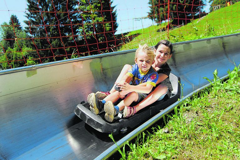 Wer braucht denn Schnee? Maximaler Spaß mit der Sommerrodelbahn in LaternsDer Spaß beginnt direkt bei der Talstation der 4er-Sesselbahn Gapfohl: Hier steigen Sie in die Schlitten ein und werden per Schrägaufzug zum Start befördert. Über Brücken, Über- und Unterführungen geht es anschließend absolut sicher und risikofrei ins Tal. Unten sorgt der Funpark für Begeisterung. Wanderfreunde werden am Wochenende mit der 4er-Sesselbahn in die Berg- und Genusswelt von Laterns befördert. Der neu erichtete Spielplatz „Tipiberg“an der Bergstation steht unter dem Motto „Wilder Westen“.