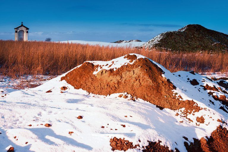 Wer im Winter Aushubarbeiten plant, sollte die Vor- und Nachteile kennen. Foto: Shutterstock