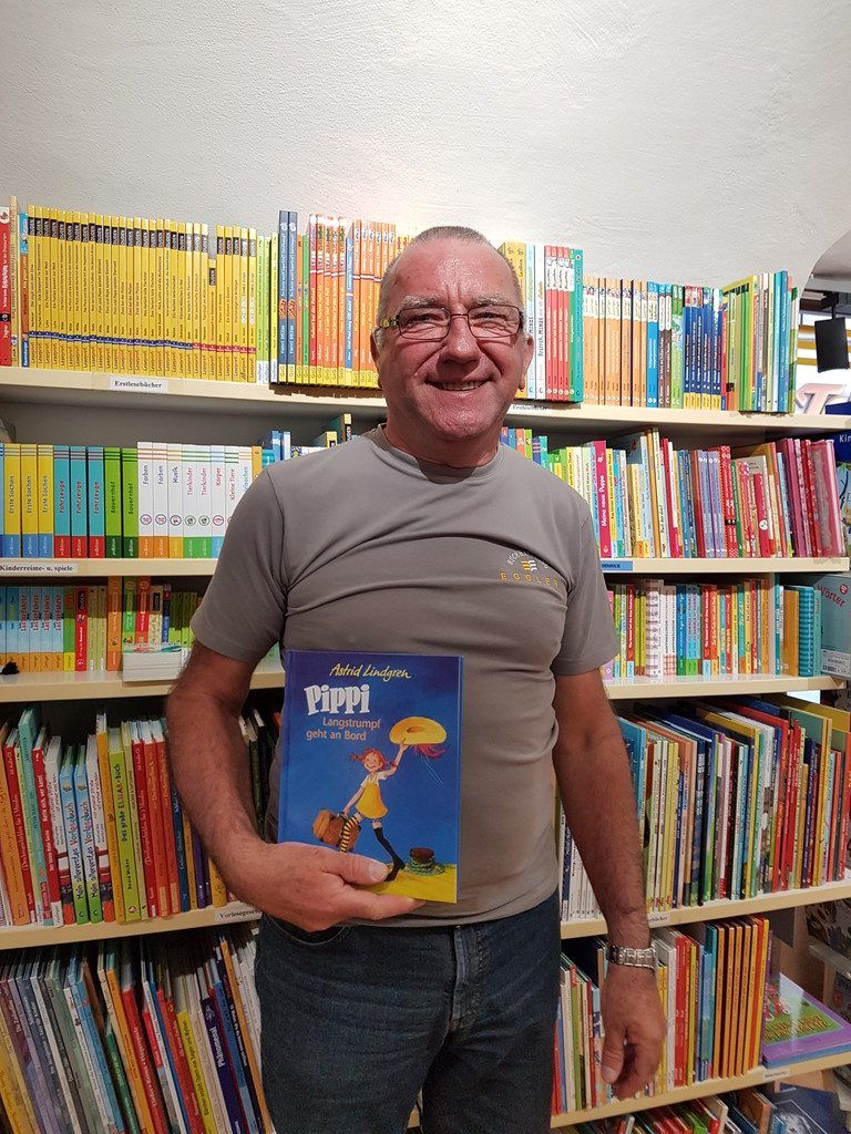 Wer kennt sie nicht? Pippi Langstrumpf, ein Kinderbuchklassiker, der immer noch aktuell ist! Astrid Lindgren verzaubert seit Jahrzenten wie keine andere Autorin mit ihren Kinderbüchern. Seit Thomas und Annika Pippi kennen, ist für sie jeder Tag voller Überraschungen. Und niemand erzählt so tolle Geschichten wie sie - vor allem von früher, als Pippi mit ihrem Vater über die Weltmeere segelte.
Astrid Lindgren – Pippi Langstrumpf Marbod Eggler, Buchhandlung Eggler