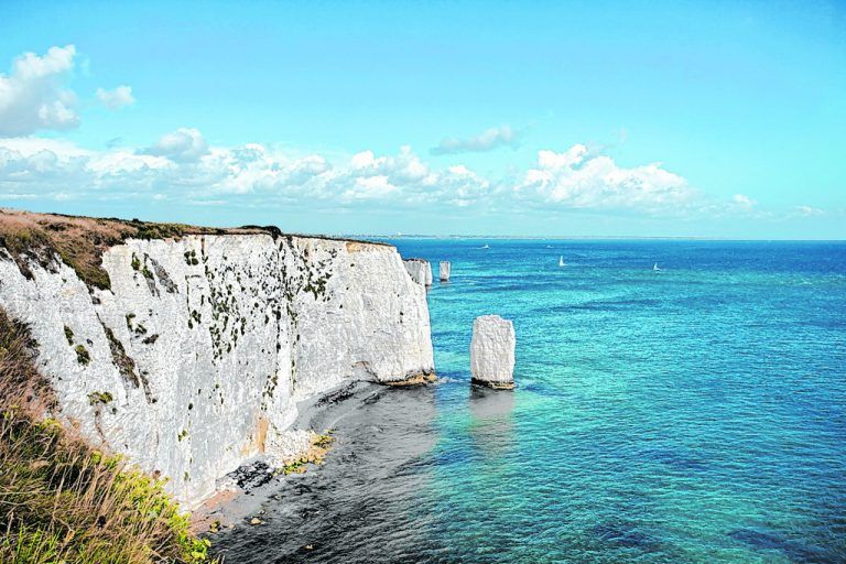 Wer mit der Fähre nach England kommt, sieht als Erstes die beeindruckenden Kreidefelsen von Dover.