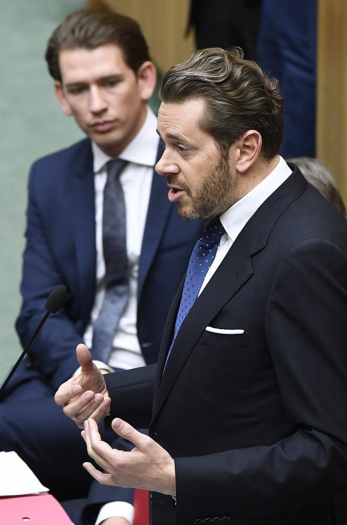 Nach Absage an Modellregion Vorarlberg durch Minister Mahrer droht Grünen-Veto.