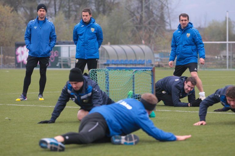 Werner Grabherr flankiert von Co-Trainer Didi Berchtold (r.) und Goalie-Trainer Sebastian Brandner. hartinger
