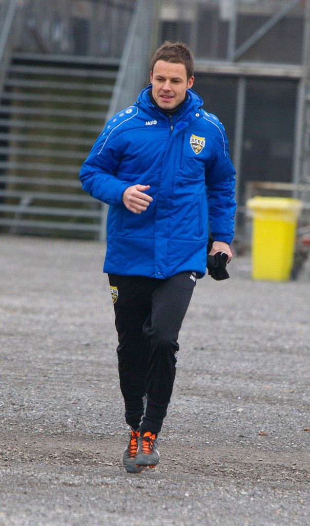 Werner Grabherr spurtet voller Zuversicht zu seinem ersten Training als Interims-Trainer des SCR Altach. Foto: Hartinger