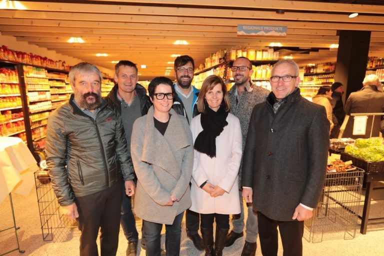 Werner Netzer (l.) sowie Gerold Hämmerle und Felicitas Wolf, Wolfgang Juen, Gaby KeßlerPeter Paul Mölk und Gemeindechef Martin Netzer.