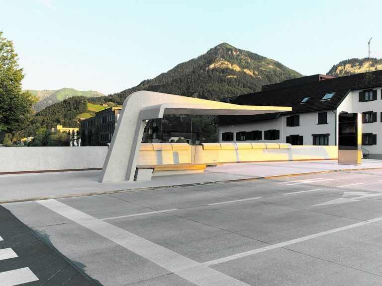 Wie einen Teig hat Hugo Dworzak den Beton auf der Unterkonstruktion der Brücke ausgerollt. Um daraus die Fahrbahnen genauso wie die Wartehäuschen und die Brüstungen zu formen.