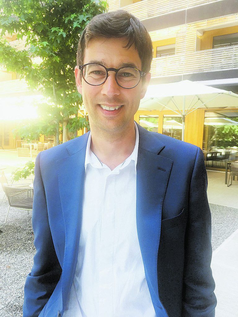 Wie wird der Brexit enden, wie wirkt sich das auf EU-Bürger in Großbritanien aus? In Großbritannien fordern Brexit-Gegner eine zweite Abstimmung. Das halte ich für sehr gefährlich. Außerdem ist so eine Entscheidung nicht einfach eine Ja/Nein-Antwort. Außerdem glaube ich, dass dadurch der Graben in der britischen Gesellschaft noch tiefer wird. Persönlich glaube ich nicht, dass es große Auswirkungen auf mein Leben hat. Dr. Matthias Benzer, Dozent für Soziologie, University of Sheffield, GB