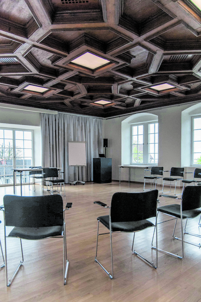 Wieder ein anderer Seminar-raum hat eine schwere alte hölzerne Kassettendecke.