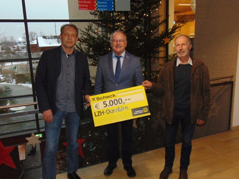 Winsauer Bau Bernd und Hans-Jörg Winsauer vom Dornbirner Unternehmen Wins­auer Bau übergaben kurz vor Weihnachten Direktor Johannes Mathis vom Landeszentrum für Hörgeschädigte einen Scheck in Höhe von 5000 Euro.