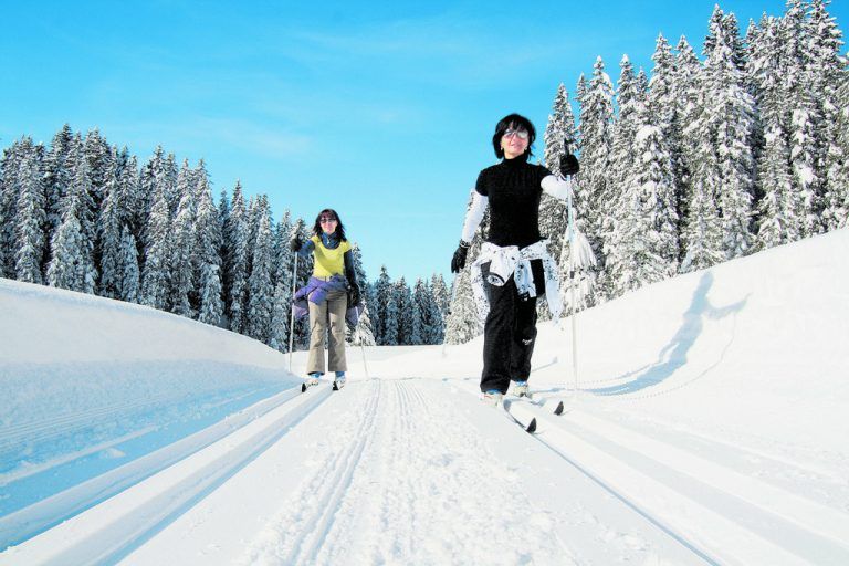 winterträume gehen mit den kristbergbahnen in erfüllung
            Die Kristbergbahn Silbertal bringt Wintersportler zu einem der schönsten Aussichtspunkte des Montafons. Abseits vom großen Rummel kann man hier Genuss-Skifahren, Langlaufen, Skitouren, in der Sonne Relaxen, Rodeln, Schneeschuh- oder Winterwandern. Das Skigebiet Kristberg ist auch ideal für alpine Anfänger und Familien mit Kindern. „Kristberg, der Genießerberg im Montafon“ lautet der vielversprechende Slogan.