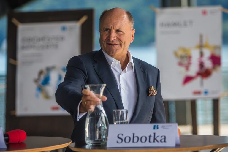 Wir befinden uns in einem sehr guten Zustand und sind gut für das neue Jahr aufgestellt. Ich kann das bestätigen, was sich am Saisonende gezeigt hat. Das liegt daran, dass die Programmierung der Intendantin voll eingeschlagen hat. Sie war künstlerisch ein Erfolg und ist nachhaltig, dadurch ist die Akzeptanz groß.
Hans Peter Metzler