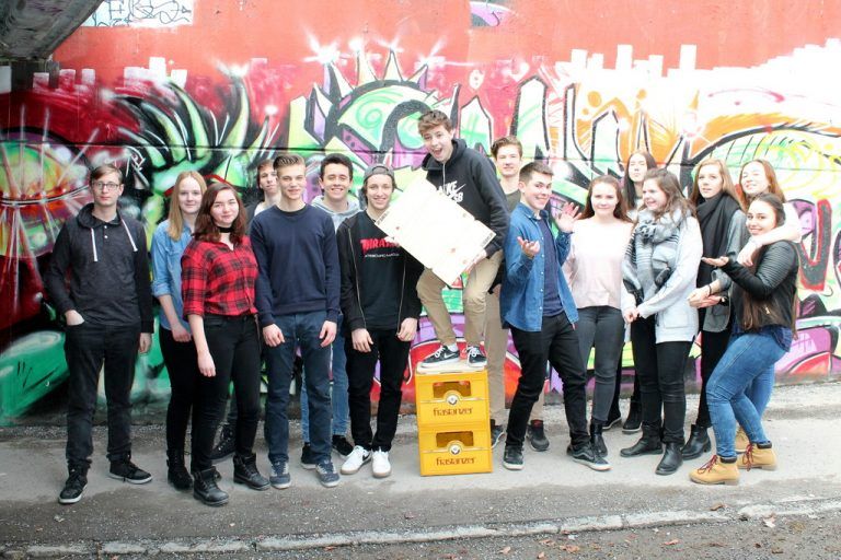 Wir, die 2dk2 der Handelsakademie Feldkirch, haben die Junior Company BKZ Bierkischtazüg gegründet. Fotos: HAK Feldkirch