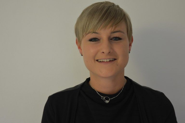 Wir sind eine coole Mannschaft, ein echter Familienbetrieb mit tollem Arbeitsklima. Außerdem ist der Arbeitsbereich extrem vielseitig. Besonders viel Spaß macht mir dabei das Designen von Verpackungen. Sarah Preuß, Grafik, Kreation