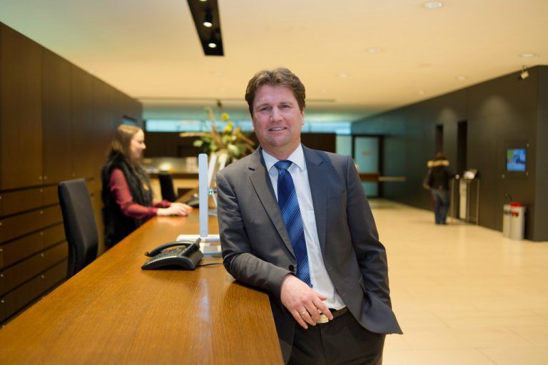 „Wir werden von vielen als Vorarlberger Bank gesehen, dabei machen wir 60 Prozent unseres Kreditgeschäfts außerhalb von Vorarlberg“, erklärt Michel Haller. Fotos: VN/Paulitsch