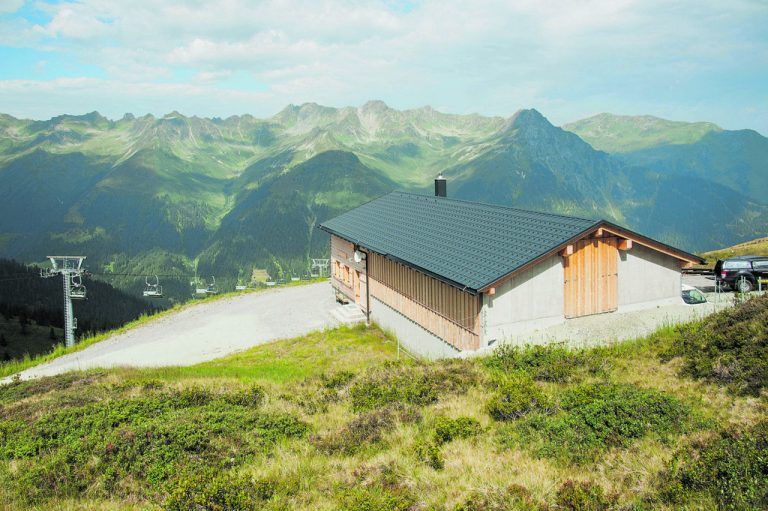 Wirtschaftsgebäude Hütte und Stall dienen nicht der Romantik, sondern den Aufgaben der Alpwirtschaft.