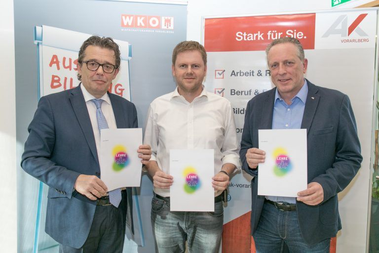 WK-Präsident Hans Peter Metzler und AK-Präsident Hubert Hämmerle mit Hausherr Andreas Böhler. Ak