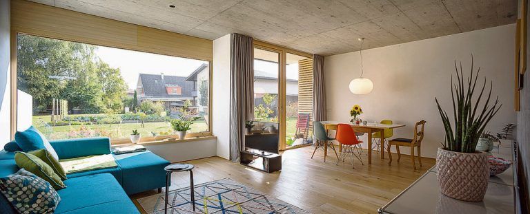 Wohnung 3. Die Deckengestaltung zieht sich durch alle Räume: Im Erdgeschoß Beton und in den Obergeschoßen Weißtanne. Alle Einrichtungsdetails sind individuell gelöst, Materialien selbst gewählt.