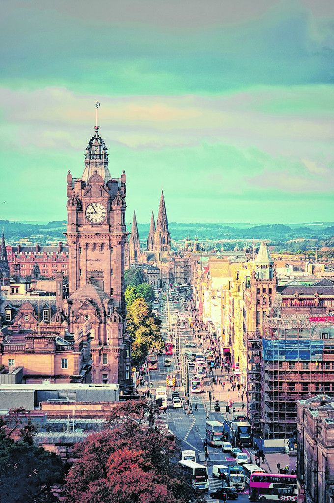 Zahlreiche Festivals wie „The Fringe“ locken im August und September zwei Millionen Besucher nach Edinburgh. shutterstock