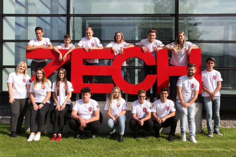 zech Gruppe 16 Jugendliche haben mit ihrer Lehre als Tischler, Tischlertechniker, Sonnenschutztechniker, Bautechnischer Zeichner und Bürokaufmann/frau begonnen. Gleich zu Beginn fand der traditionelle Vorstellungstag statt. Die Ausbildung findet an den Standorten in Götzis, Dornbirn und Ludesch statt. Insgesamt bildet Zech derzeit 33 Lehrlinge aus.