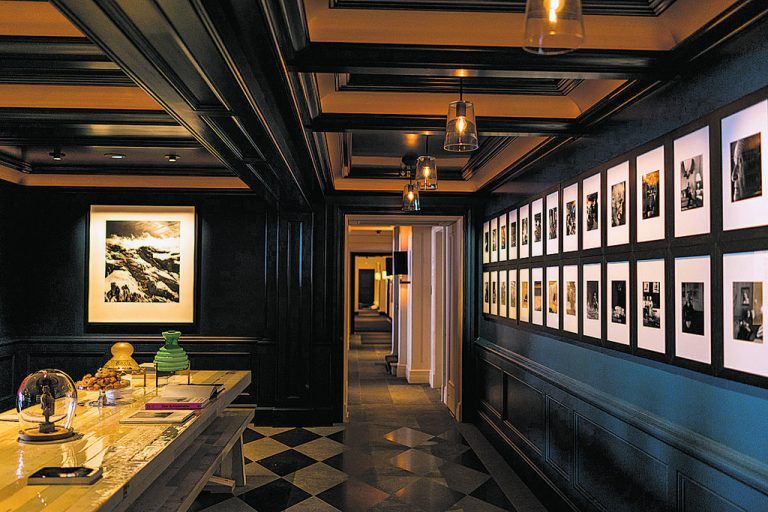Zeitgenössische Kunst Überall in den Erschließungsflächen des Almhof Schneider lassen sich erstklassige Arbeiten finden. Meist mit Bezug zum Arlberg.