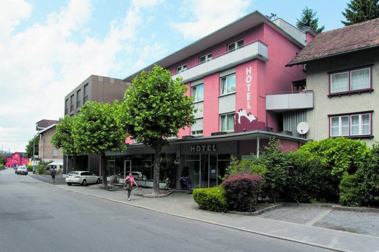 Zentrum Der neue Bauteil leistet einen Beitrag zur Definition der Franz-Michael-Felder-Straße. Bei gleich vielen Stockwerken ist es etwas größer als das Stammhaus.