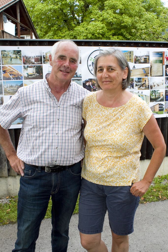 Zimmermann Alwin Bischof und 1. Mieterin Monika Klobucaric.