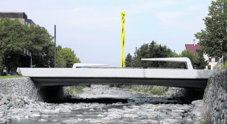 Zu ihrer Mitte hin ist die neue Brücke orientiert. Sie ist breiter als lang und in der Nacht perfekt wie ein Fußballstadion ausgeleuchtet. Für optimales Licht sorgt das Dornbirner Unternehmen Zumtobel.
