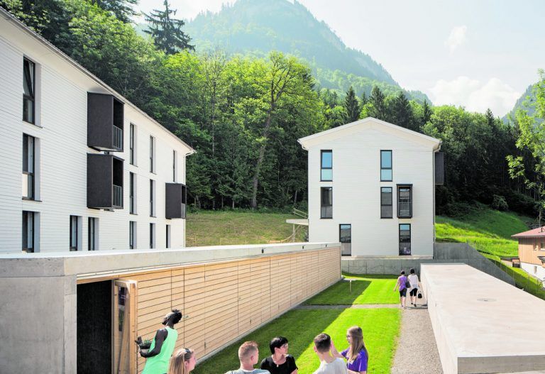 Zu jeder Wohnung der nicht unterkellerten RIVA-Häuser gehört ein Anteil des terrassenförmig angelegten Gartens samt Kabane, die individuell genutzt werden können.