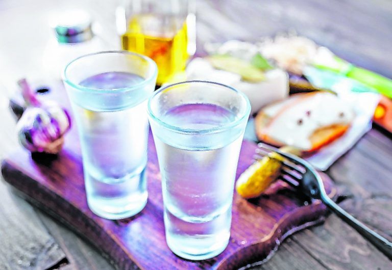 Zu Wodka werden – typisch russisch – gerne Blinis, gefüllte Teigtaschen oder eingelegtes Gemüse gegessen.
