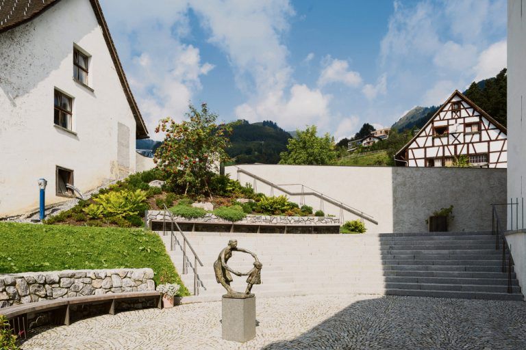 Zugang Der im Freien liegende Hauptzugang ist nun auf den Hof ausgerichtet und barrierefrei ausgeführt. Der Riegelbau (rechts) aus dem Jahr 1696 soll in der nächsten Sanierungs-etappe saniert werden.
