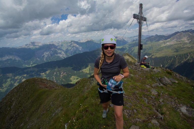 Zum Gipfelsieg gehört für Jaqueline auch ein Gipfelfoto.