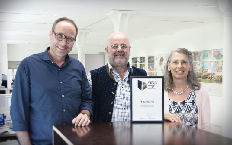 zurgams-GF Jörg Ströhle mit den Spannring-GF Alfred Spannring und Claudia Fleckenstein mit dem German Brand Award (v.l.). Foto: zurgams