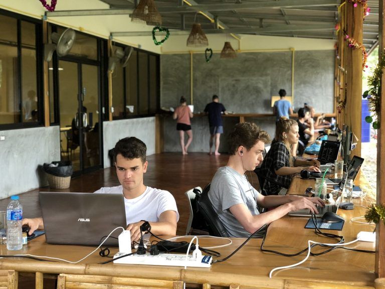 Zwei Wochen lang dient den Towa-Mitarbeitern das Coworking-Camp „KoHub – Tropical Working“ auf der thailändischen Insel Ko Lanta als Arbeitsplatz. Firma