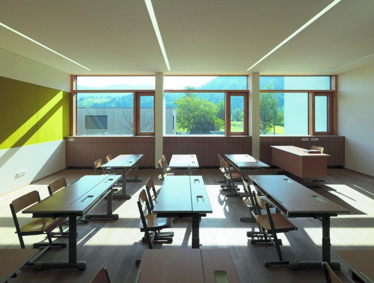 Zwölf Klassenräume auf zwei Geschoßen. Durch ihren quadratischen Grundriss sind verschiedene Unterrichtsanordnungen möglich. In den Klassenräumen und Gangbereichen wurden Akustikdecken abgehängt und Installationen für kontrollierte Be- und Entlüftung für mehr Luftqualität und besserers Raumklima integriert.