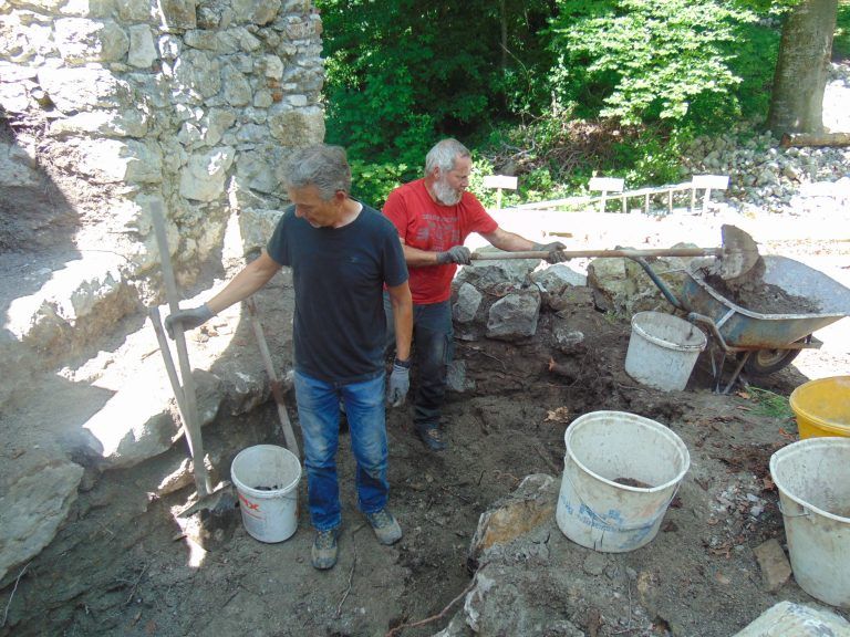 Jahr für Jahr arbeiten Experten und Laien an der Sanierung der Neuburg. Mäser