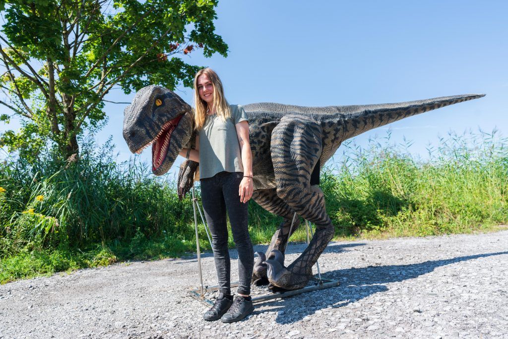 Wäldermädchen, das zum Saurier wird