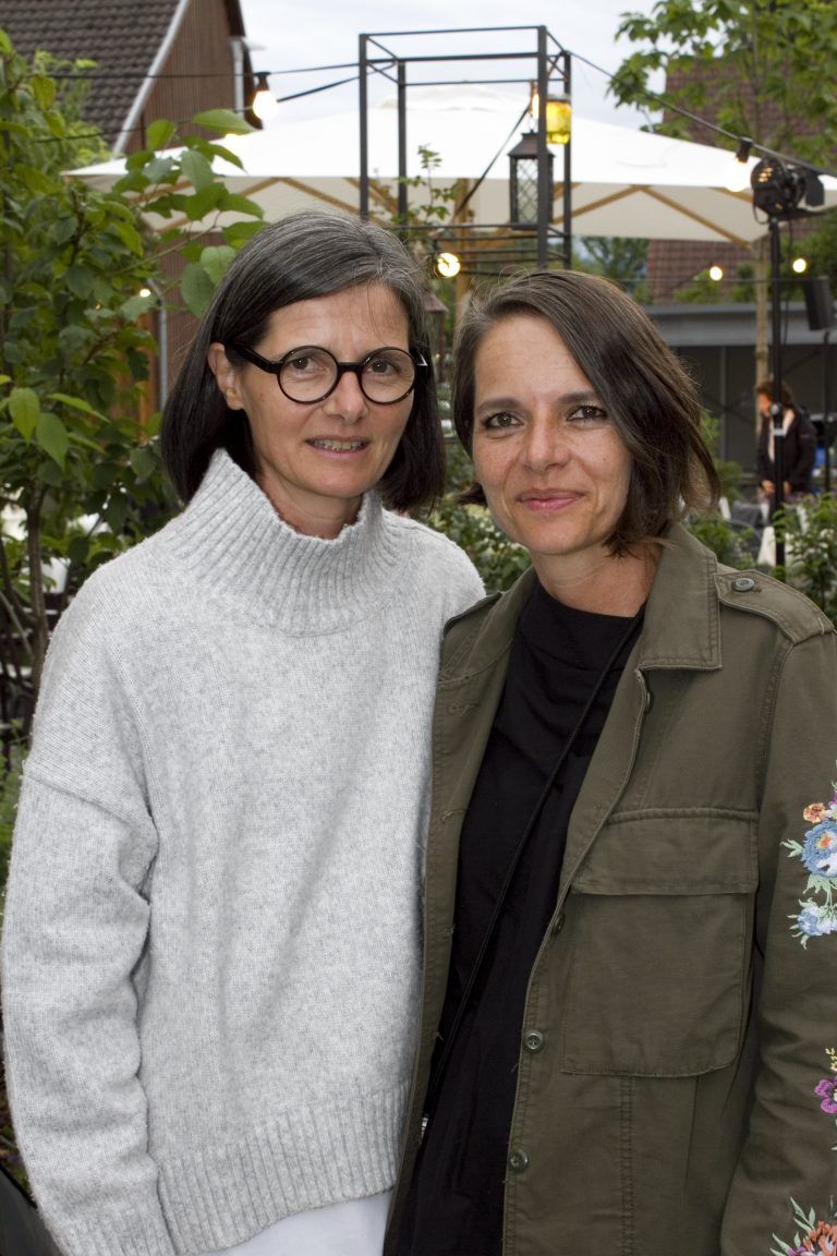 Christine Krumböck (l.) und Judith Wölfe genossen die Lesung. 