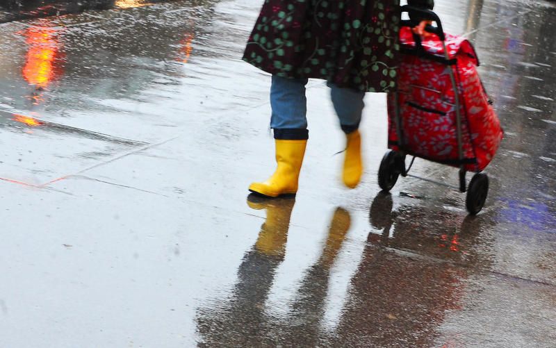 Fußgängerin beim Überqueren der Straße von Pkw erfasst