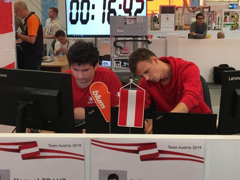 Die Zeit läuft mit: Lukas Wolf (l.) und Manuel Franz hochkonzentriert während des Industrie-4.0-Wettbewerbs.VN/Gunz