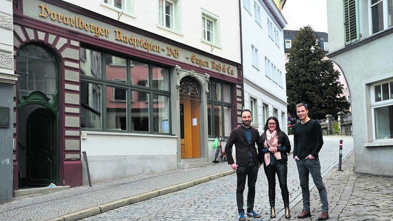 Alexander Abbrederis, Verena Eugster und Peter Flatscher vor dem Bahi (Café und Coworking in Bregenz). Highlight für sie wird heuer die JW-Bundestagung im Festspielhaus. ikp