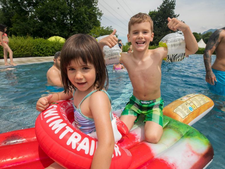 Amy und ihr Bruder Mele sind in ihrem Element. Am Badesonntag in den Hohenemser Rheinauen kommen sie voll auf ihre Kosten.VN/Sams