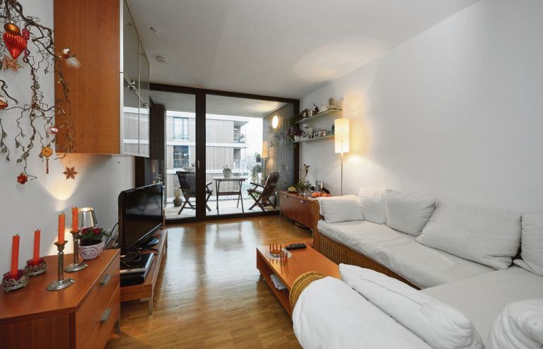 An die Küche schließt bei diesem Wohnungstyp das Wohnzimmer an. „Es ist wie ein Nest“, meint die Bewohnerin, „klein, aber gemütlich.“
