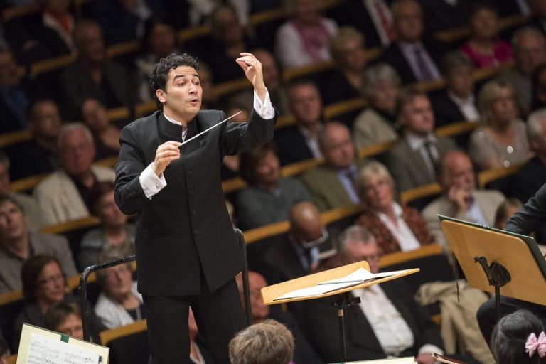 Das Orchester mit Chefdirigent Orozco-Estrada lädt zu Wohnzimmer-Konzerten. ap