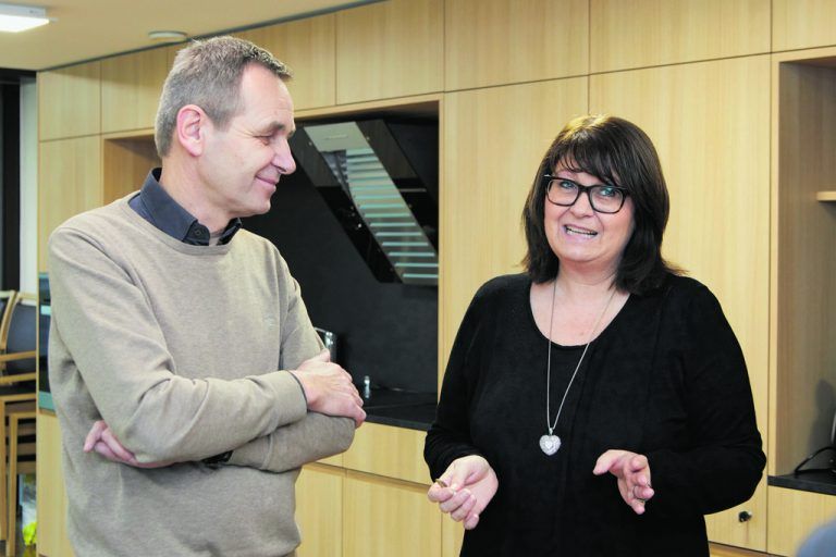 Architekt Josef Fink und Daniela Achmüller, die Koordinatorin des Hauses, im Gemeinschaftsraum im Erdgeschoß